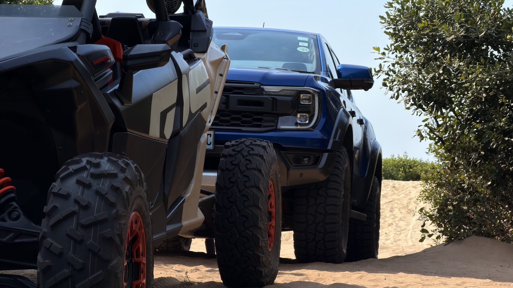 Maverick e Ranger Raptor lado a lado na areia da duna