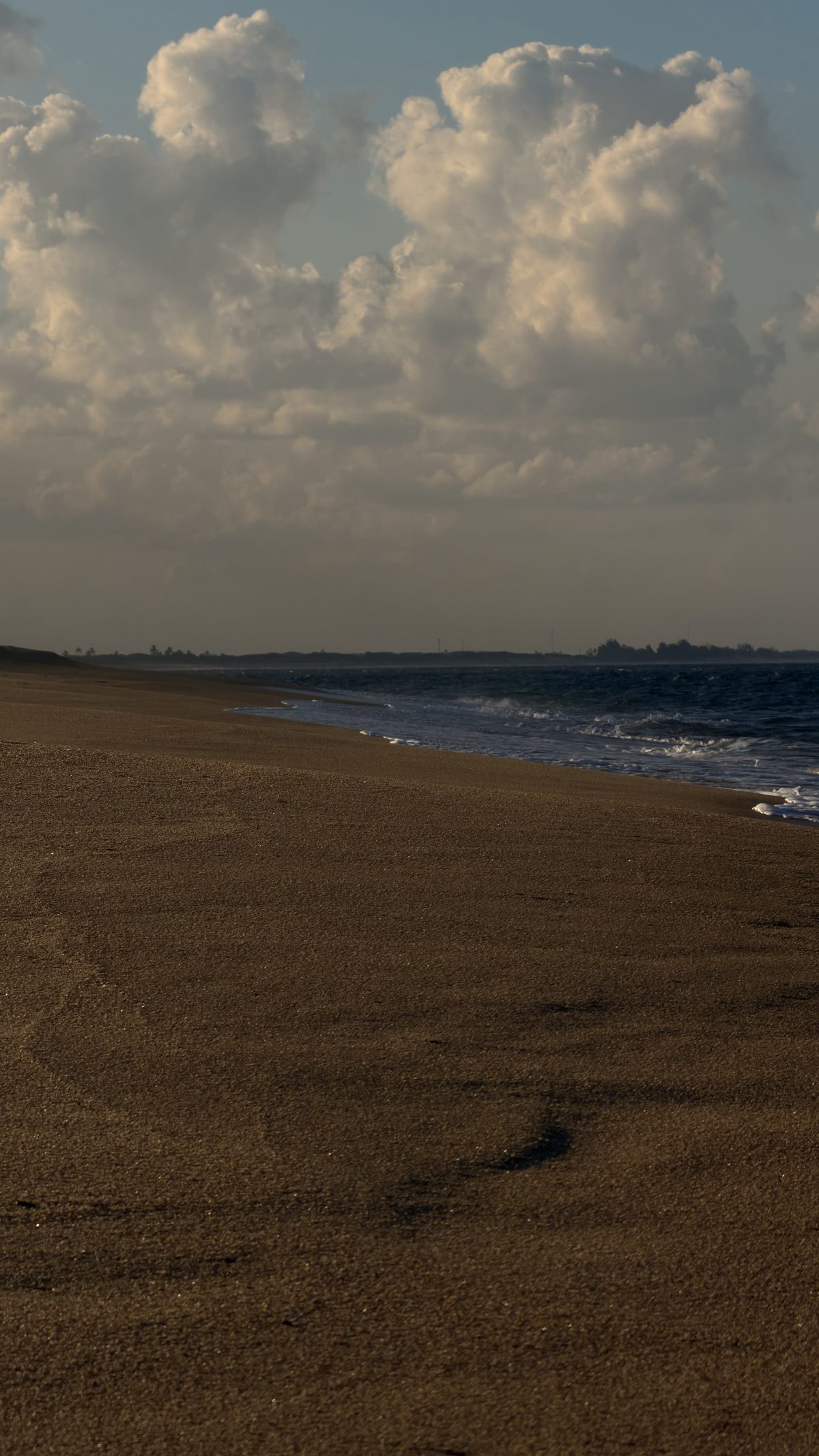 Praia deserta da Macaneta ao fim da tarde, sem ninguém à vista