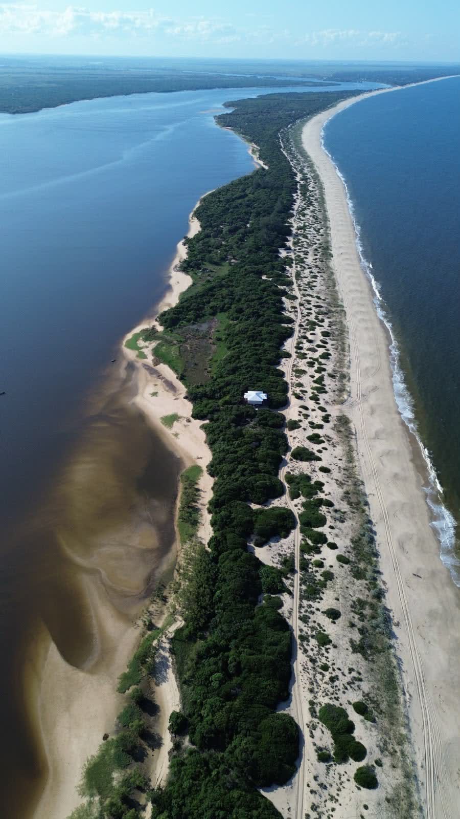 Vista aérea da península de Macaneta — rio Incomáti à esquerda, Oceano Índico à direita